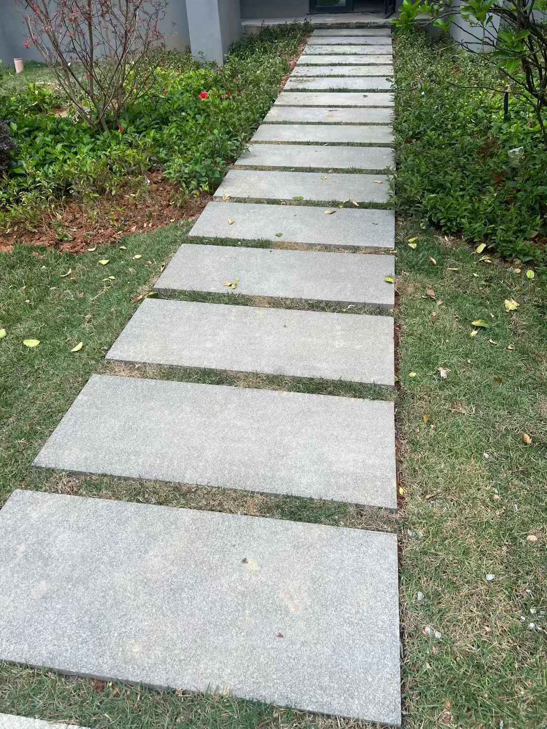 张家口 芝麻黑小区踏步、汀步石铺装效果