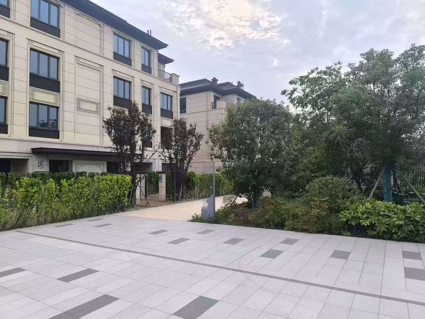 张家口 芝麻白与芝麻白搭配铺装，尺寸1200*600